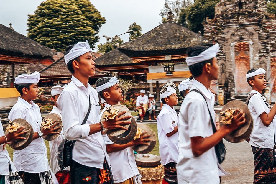 25 Incredible Photos Of Bali To Spark Your Wanderlust 19 L Young boys play music coming into Danu Beratan Temple, Bali Gallery