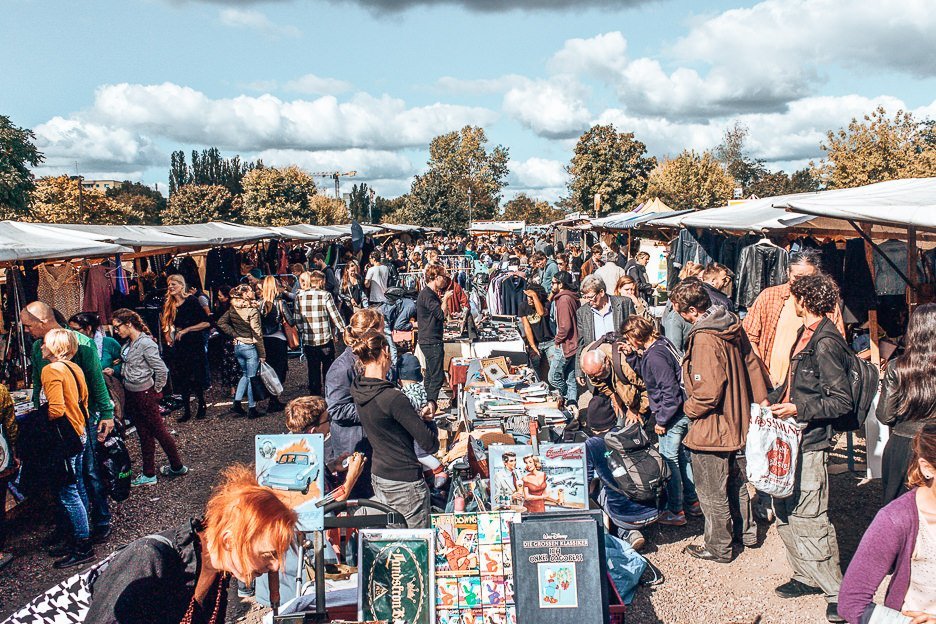 Shoppers and stalls at Fleamarket at Mauerpark, Berlin