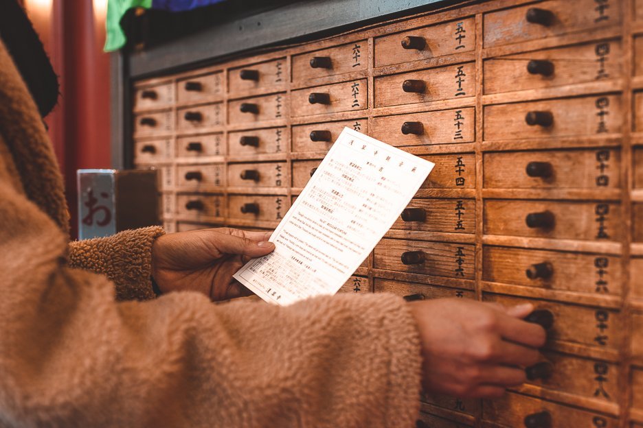 16 Useful Things To Know Before Travelling To Japan 1 L Reading one's fortune at Senso-ji Temple in Asakusa, Tokyo